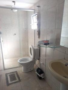 een witte badkamer met een toilet en een wastafel bij Piscina Casa Floresta/Sta Teresa/Central/Contorno/Serraria Souza Pinto/Area Hospitalar in Belo Horizonte