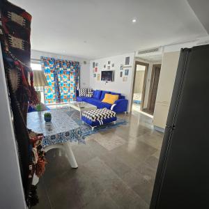 - un salon avec un canapé et une table dans l'établissement The cozy corner, à Hammamet