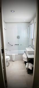 ein Badezimmer mit einer Badewanne, einem WC und einem Waschbecken in der Unterkunft Esplendor by Wyndham Savoy Rosario in Rosario