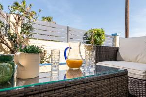Balkoni atau teres di Sun & Waves Beachfront Suite