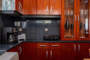 Dapur atau dapur kecil di Sun & Waves Beachfront Suite