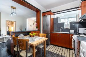 Dapur atau dapur kecil di Sun & Waves Beachfront Suite