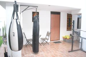 ワンチャコにあるChakana House - Hostel Huanchacoの壁掛けのサーフボード2台付きの部屋