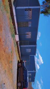 widok z powietrza na samochód zaparkowany obok budynku w obiekcie Mella homes limuru w mieście Kiambu
