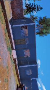 widok na niebieski budynek z oknami w obiekcie Mella homes limuru w mieście Kiambu