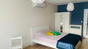 una camera da letto con un letto bianco con due cuscini colorati di Apartment Dubrovnik a Varna