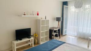 un soggiorno con un letto e una televisione di Apartment Dubrovnik a Varna