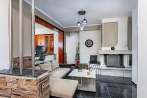 Dapur atau dapur kecil di Sun & Waves Beachfront Suite