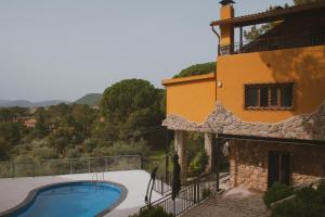 una casa con piscina al lado de un edificio en 'El Mirador de Sotillo', un Oasis de Confort con Piscina y Jacuzzis, en Sotillo de la Adrada