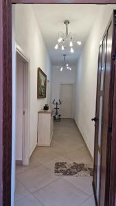 un couloir avec une chambre avec une porte et un plafond dans l'établissement Nettuno, à Messina