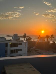 - un coucher de soleil depuis le balcon d'un bâtiment dans l'établissement Habitación con vista al mar, à Pimentel