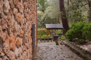 Jardín al aire libre en 'El Mirador de Sotillo', un Oasis de Confort con Piscina y Jacuzzis