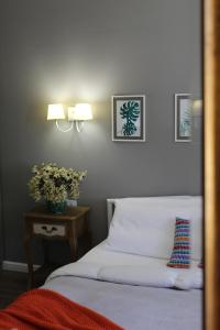 a bedroom with a bed and a table with flowers at Vala Mar Apartament in Draç