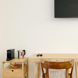 a wooden desk with a chair next to a tv at Senhora da Praça in Gavião