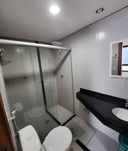 een badkamer met een douche, een toilet en een wastafel bij Melhor Vista de Salvador in Salvador