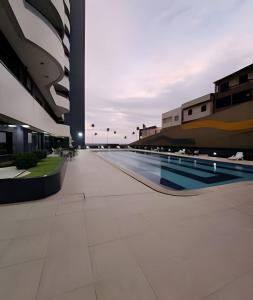 een uitzicht op een gebouw met een zwembad bij Melhor Vista de Salvador in Salvador
