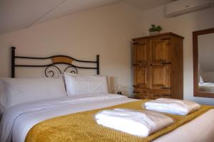 Cama o camas de una habitación en 'El Mirador de Sotillo', un Oasis de Confort con Piscina y Jacuzzis
