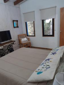 Televiisor ja/või meelelahutuskeskus majutusasutuses Casita Azul