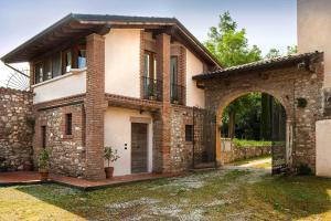 a large brick house with an arch entrance at Antico Cascinale Lombardo in Lonato