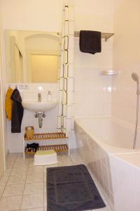 Ванная комната в 2R-Wohnung am Rande der Neustadt