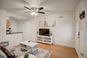 a living room with a couch and a ceiling fan at Cozy Lux 3bd House Heart of Fishtown Sleeps 8 in Philadelphia