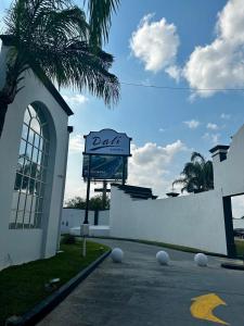 un panneau indiquant un signe de dah devant un bâtiment dans l'établissement Hotel Dali, à Reynosa