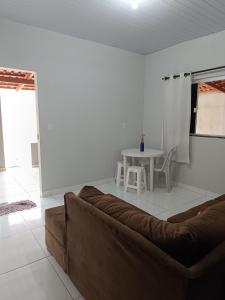een woonkamer met een bank en een tafel bij Home flat in Araguaína