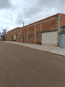 een lege straat naast een bakstenen gebouw bij Home flat in Araguaína
