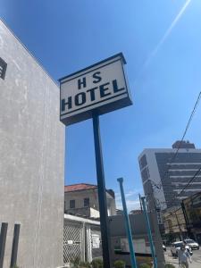 um sinal que lê o seu hotel em frente a um edifício em HS Hotel em São Paulo
