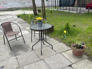 un tavolo, una sedia e fiori su un patio di Villa Rekin a Danzica