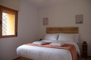 Cama o camas de una habitación en 'El Mirador de Sotillo', un Oasis de Confort con Piscina y Jacuzzis