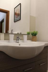 y baño con lavabo blanco y espejo. en Residenza Duomo, en Verona