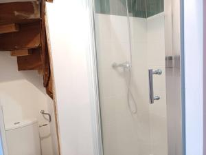 ein Bad mit einer Dusche und einem WC in der Unterkunft Rêverie des champs - 5 couchages - Proche centre in Amiens