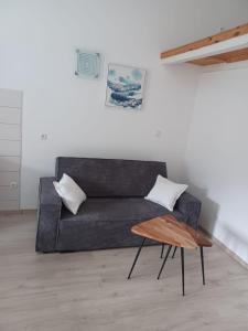 ein Wohnzimmer mit einem Sofa und einem Tisch in der Unterkunft Apartment Roza in Cres