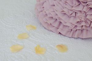 una pluma rosa con corazones amarillos en un paño blanco en Agriturismo Tenuta Belvedere, en Belvedere Ostrense