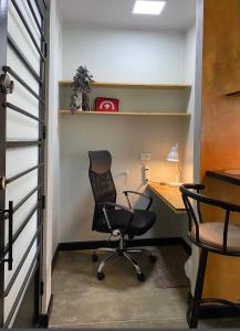 an office with a desk and a chair in a room at Acogedor Todo en Uno in Cajicá