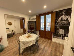- une salle à manger avec une table et des chaises dans l'établissement Apartamento El mirador de Olite, à Olite