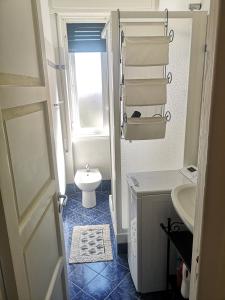 un piccolo bagno con un water e un lavandino di Geko Home a Varazze