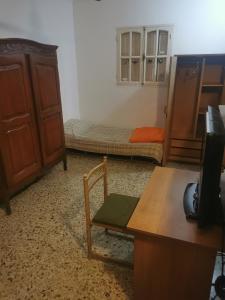 um quarto com uma cama e uma secretária com uma secretária em Cuarto privado separado de la casa principal y con entrada independiente em Corrientes