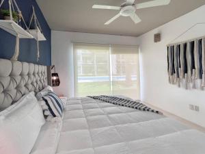 1 dormitorio con 1 cama grande y ventilador de techo en Bonampak by Andiani Travel - Families or work stays only, en Cancún