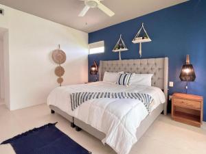 1 dormitorio con 1 cama con pared azul en Bonampak by Andiani Travel - Families or work stays only, en Cancún