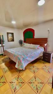 ein Schlafzimmer mit einem Bett in einem Zimmer mit Fliesenboden in der Unterkunft La Mía Hospedaje in Armenia