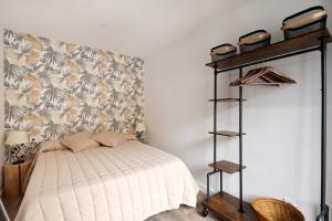 - une chambre avec un lit et un mur dans l'établissement Apartamento El mirador de Olite, à Olite