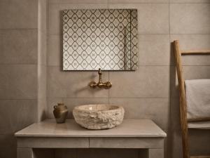 baño con lavabo de piedra en una encimera en Fairytale villas & suites marathias zakynthos, en Marathias