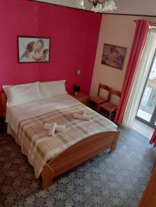 - une chambre avec un grand lit et un mur rouge dans l'établissement La locanda, à Cefalù