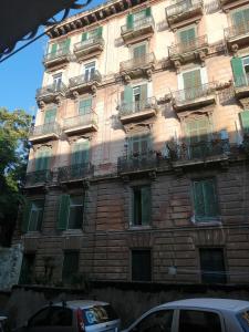 un grand bâtiment en briques avec des fenêtres et des balcons dans l'établissement Inside Naples-Dint'e'viche', à Naples