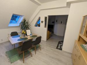 TV a/nebo společenská místnost v ubytování Waldblickwohnung mit schöner Terrasse und Kamin