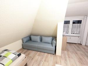 Posezení v ubytování Waldblickwohnung mit schöner Terrasse und Kamin