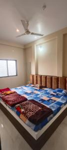 เตียงในห้องที่ Shree Mangalam Recidency Ujjain