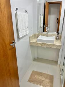 ein Badezimmer mit Waschbecken und Spiegel in der Unterkunft Lindo apartamento de 3 quartos bem amplo próximo a Rua de Lazer Domingos Martins in Domingos Martins + 25 Fotos